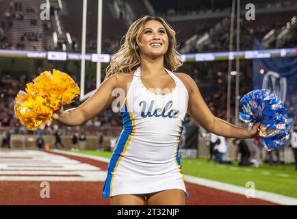 Octobre 21 2023 Palo Alto, CA USA UCLA Cheerleaders sur la touche lors du match de football de la NCAA entre les Bruins de l'UCLA et le Stanford Cardinal. UCLA a battu Stanford 42-7 au Stanford Stadium Palo Alto, CA Thurman James/CSM Banque D'Images