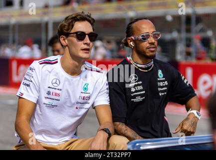 Austin, Texas - 22 octobre 2023 : George Russell et Lewis Hamilton lors de la parade des pilotes au Lenovo United States Grand Prix au circuit des Amériques. Crédit : Nick Paruch / Alamy Live News Banque D'Images