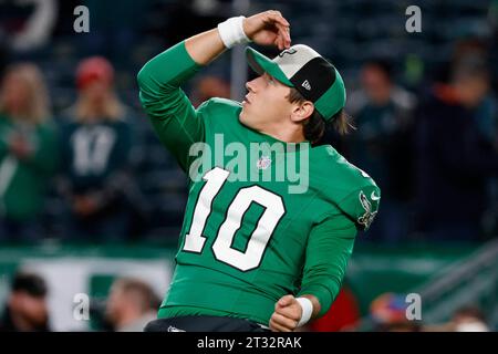 Philadelphie, États-Unis. 22 octobre 2023. Braden Mann (10), joueur des Eagles de Philadelphie, dans les échauffements avant un match de football de la NFL contre les Dolphins de Miami au Lincoln Financial Field à Philadelphie le 22 octobre 2023. Crédit : UPI/Alamy Live News Banque D'Images