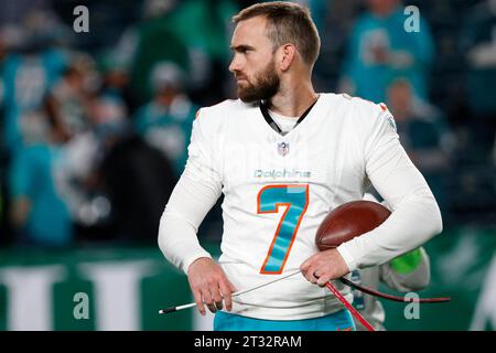 Philadelphie, États-Unis. 22 octobre 2023. Les Dolphins de Miami placent le kicker Jason Sanders (7) dans les échauffements avant un match de football de la NFL contre les Eagles de Philadelphie au Lincoln Financial Field à Philadelphie le 22 octobre 2023. Crédit : UPI/Alamy Live News Banque D'Images