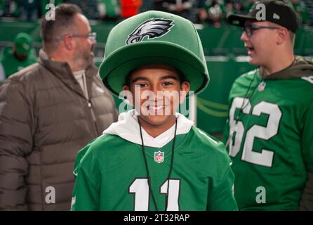 Philadelphie, États-Unis. 22 octobre 2023. Un fan des Philadelphia Eagles arbore un chapeau surdimensionné avant un match de football de la NFL contre les Dolphins de Miami au Lincoln Financial Field à Philadelphie le 22 octobre 2023. Crédit : UPI/Alamy Live News Banque D'Images