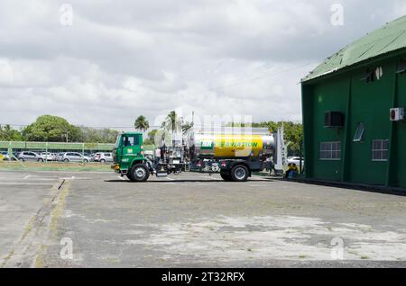 Salvador, Bahia, Brésil - 11 novembre 2014 : Salvador, Bahia, Brésil - 11 novembre 2014 : un camion de carburant JET-A de l'armée de l'air brésilienne s'est arrêté au Banque D'Images