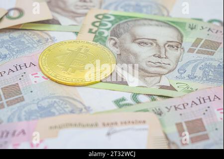 Bitcoin doré sur cinq cents billets de hryvnia ukrainiens de fond. Bitcoin en Ukraine. Échange Bitcoin. Taux de change Bitcoin en devise ukrainienne. Banque D'Images