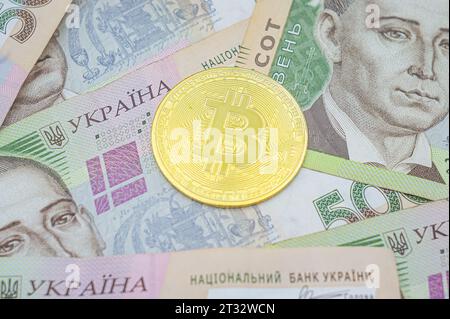 Bitcoin doré sur cinq cents billets de hryvnia ukrainiens de fond. Bitcoin en Ukraine. Échange Bitcoin. Taux de change Bitcoin en devise ukrainienne. Banque D'Images