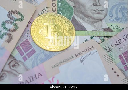 Bitcoin doré sur cinq cents billets de hryvnia ukrainiens de fond. Bitcoin en Ukraine. Échange Bitcoin. Taux de change Bitcoin en devise ukrainienne. Banque D'Images