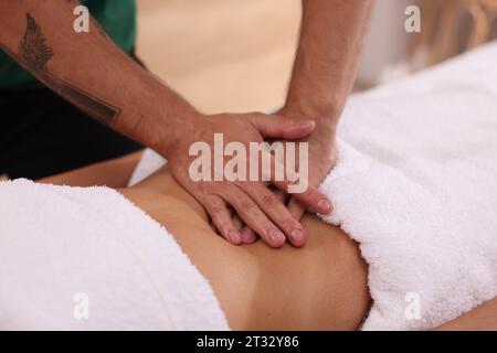 Femme recevant un massage professionnel du ventre à l'intérieur, closeup Banque D'Images