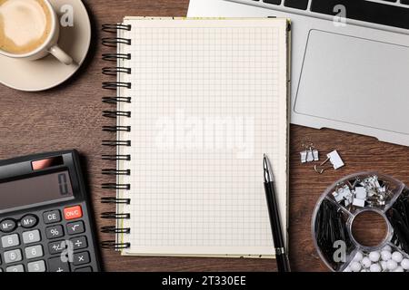 Composition de pose à plat avec cahier vide sur la table en bois Banque D'Images