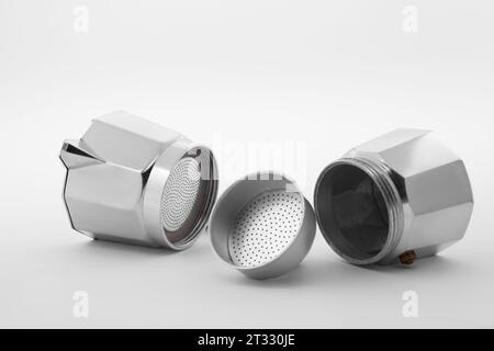 Pot moka démonté sur fond blanc. Cafetière Banque D'Images