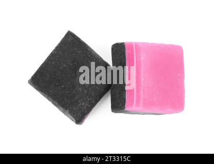 Deux délicieux bonbons à mâcher avec réglisse isolé sur blanc, vue de dessus Banque D'Images