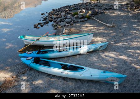 Des kayaks et un bateau à rames se sont échoués au Lake McDonald Lodge dans le parc national Glacier, Montana. Banque D'Images