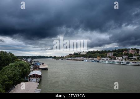 Photo de la rivière Sava à Belgrade, capitale de la Serbie, avec le principal point de repère de la ville, la forteresse de Kalemegdan, en arrière-plan. Belgrade est le Banque D'Images