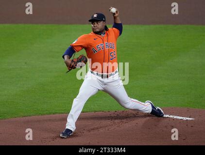 Houston, États-Unis. 22 octobre 2023. Le lanceur initial des Astros de Houston, Framber Valdez, lance la première manche contre les Rangers du Texas dans le sixième match des ALCS au minute Maid Park à Houston le dimanche 22 octobre 2023. Photo de Kevin M. Cox/UPI. Crédit : UPI/Alamy Live News Banque D'Images