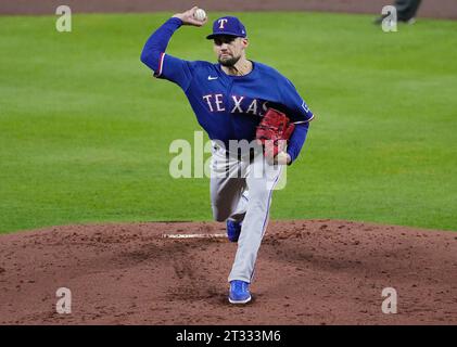 Houston, États-Unis. 22 octobre 2023. Le lanceur de départ des Texas Rangers, Nathan Eovaldi, lance la première manche contre les Astros de Houston dans le sixième match des ALCS au minute Maid Park à Houston le dimanche 22 octobre 2023. Photo de Kevin M. Cox/UPI crédit : UPI/Alamy Live News Banque D'Images