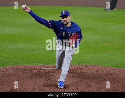 Houston, États-Unis. 22 octobre 2023. Le lanceur de départ des Texas Rangers, Nathan Eovaldi, lance la première manche contre les Astros de Houston dans le sixième match des ALCS au minute Maid Park à Houston le dimanche 22 octobre 2023. Photo de Kevin M. Cox/UPI. Crédit : UPI/Alamy Live News Banque D'Images