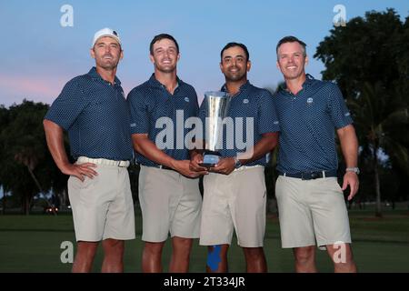 Miami (États-Unis d ' Amérique). 22 octobre 2023. DORAL, FLORIDE - OCTOBRE 22 : Charles Howell III de Crushers GC, capitaine Bryson DeChambeau de Crushers GC, Anirban Lahiri de Crushers GC et Paul Casey de Crushers GC célèbrent après avoir remporté le championnat par équipe le troisième jour du LIV Golf Invitational - Miami au Trump National Doral Miami le 22 octobre 2023 à Doral, Floride. (Photo Alberto E. Tamargo/Sipa USA) crédit : SIPA USA/Alamy Live News Banque D'Images