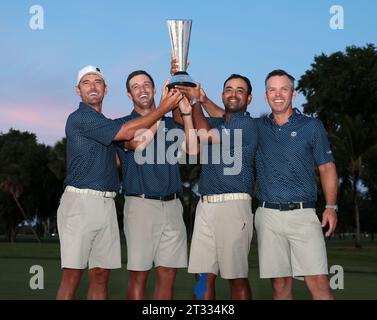 Miami (États-Unis d ' Amérique). 22 octobre 2023. DORAL, FLORIDE - OCTOBRE 22 : Charles Howell III de Crushers GC, capitaine Bryson DeChambeau de Crushers GC, Anirban Lahiri de Crushers GC et Paul Casey de Crushers GC célèbrent après avoir remporté le championnat par équipe le troisième jour du LIV Golf Invitational - Miami au Trump National Doral Miami le 22 octobre 2023 à Doral, Floride. (Photo Alberto E. Tamargo/Sipa USA) crédit : SIPA USA/Alamy Live News Banque D'Images