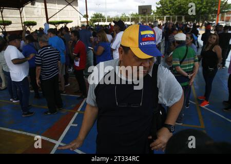 San Francisco, Venezuela. 22 octobre 2023. Malgré des retards dans l’ouverture des tables à certains endroits, les Vénézuéliens se sont présentés en masse dès les premières heures aux points de vote pour les primaires de l’opposition, dans la municipalité de San Francisco de l’État de Zulia Venezuela, le 22 octobre 2023. Ces primaires choisiront le candidat qui affrontera le président Nicolás Maduro aux élections présidentielles de 2024. (Photo Humberto Matheus/Sipa USA) crédit : SIPA USA/Alamy Live News Banque D'Images