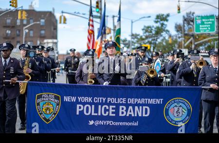 New York, New York, États-Unis. 22 octobre 2023. (NOUVEAU) The Queens Bolivian Parade NYC 2023. 22 octobre 2023, Queens, New York, États-Unis : le Queens Bolivian Parade NYC 2023 est un événement communautaire dynamique qui met en valeur la culture bolivienne et rend hommage aux réalisations des Américains boliviens. Il a lieu le 22 octobre 2023, alors que les participants défilent le long de la 37e Avenue à Jackson Heights, dans le Queens, pour célébrer leur patrimoine et leurs traditions. Le défilé de cette année a également mis en vedette la présence du maire de New York, Eric Adams, qui a dirigé une cérémonie de coupe de ruban pour inaugurer les festivités plus tôt dans la journée. Credi Banque D'Images