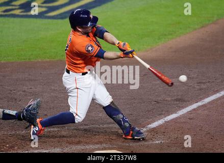 Houston, États-Unis. 22 octobre 2023. Houston Astros Jose Altuve frappe un seul en septième manche contre les Rangers du Texas dans le sixième match de l'ALCS à minute Maid Park à Houston le dimanche 22 octobre 2023. Photo de Kevin M. Cox/UPI crédit : UPI/Alamy Live News Banque D'Images