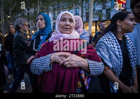 Barcelone, Espagne. 21 octobre 2023. Des mères palestiniennes assistent à la manifestation à Barcelone. Environ 70,000 000 pro-palestiniens se sont rassemblés à Barcelone pour réclamer la paix et pour arrêter les massacres de civils palestiniens de Gaza à la suite des bombardements israéliens. Crédit : SOPA Images Limited/Alamy Live News Banque D'Images