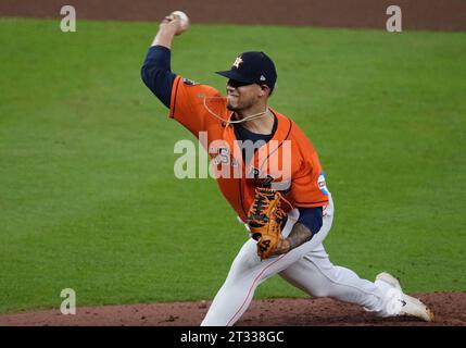 Houston, États-Unis. 22 octobre 2023. Le lanceur de secours des Astros de Houston, Bryan Abreu, lance contre les Rangers du Texas dans la huitième manche du sixième match de l’ALCS au minute Maid Park à Houston, le dimanche 22 octobre 2023. Photo de Kevin M. Cox/UPI crédit : UPI/Alamy Live News Banque D'Images