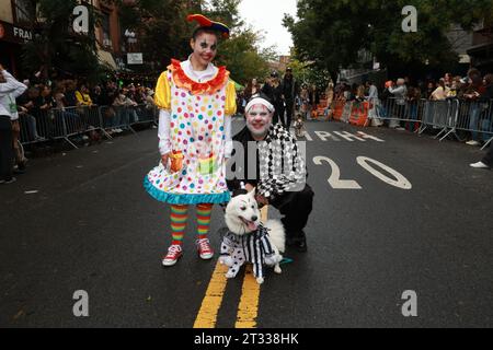 Un chien et ses propriétaires pour habillé en clowns pour la 33e édition annuelle de Tompkins Square Halloween Dog Parade au Tompkins Square Park le 21 octobre 2023. (Photo : Gordon Donovan) Banque D'Images