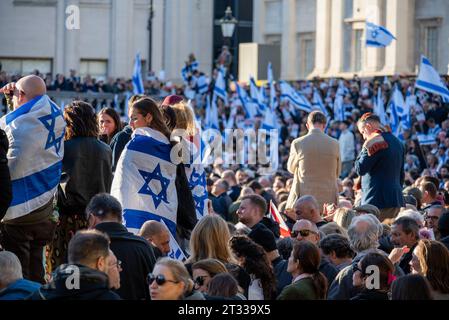 Londres, Royaume-Uni. 22 octobre 2023. Les manifestants brandissent des drapeaux israéliens lors de la manifestation sur le Trafalgar Square à Londres. Des milliers de manifestants pro-israéliens se sont rassemblés sur la place Trafalgar à Londres pour réclamer le retour en toute sécurité des otages de Gaza. Parce que plus de 200 civils israéliens ont été enlevés le 7 octobre par les terroristes du Hamas. Crédit : SOPA Images Limited/Alamy Live News Banque D'Images