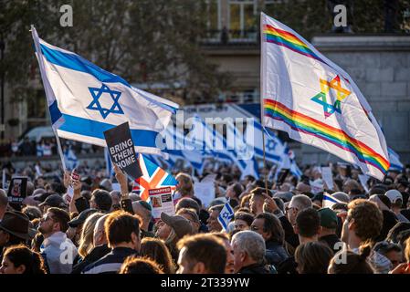 Londres, Royaume-Uni. 22 octobre 2023. Les manifestants brandissent des drapeaux israéliens lors de la manifestation sur le Trafalgar Square à Londres. Des milliers de manifestants pro-israéliens se sont rassemblés sur la place Trafalgar à Londres pour réclamer le retour en toute sécurité des otages de Gaza. Parce que plus de 200 civils israéliens ont été enlevés le 7 octobre par les terroristes du Hamas. Crédit : SOPA Images Limited/Alamy Live News Banque D'Images