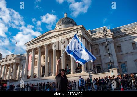 Londres, Royaume-Uni. 22 octobre 2023. Un manifestant agite un drapeau israélien devant la National Gallery de Londres. Des milliers de manifestants pro-israéliens se sont rassemblés sur la place Trafalgar à Londres pour réclamer le retour en toute sécurité des otages de Gaza. Parce que plus de 200 civils israéliens ont été enlevés le 7 octobre par les terroristes du Hamas. Crédit : SOPA Images Limited/Alamy Live News Banque D'Images