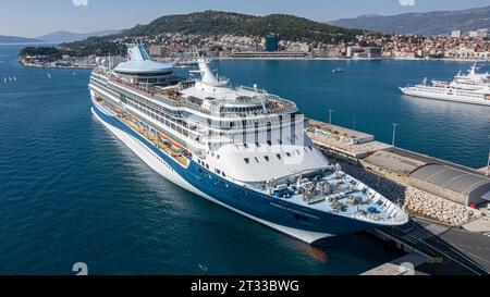 Vue aérienne du navire de croisière Marella Discovery (ancien Splendour of the Seas), Marella Cruises, amarré dans le terminal de passagers de Split Banque D'Images