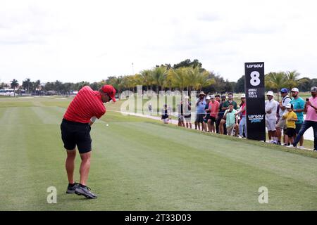 Miami (États-Unis d ' Amérique). 22 octobre 2023. DORAL, FLORIDE - 22 OCTOBRE : le capitaine Sergio Garcia de Fireball GC frappe son tir du 8e tee lors du troisième jour du LIV Golf Invitational - Miami Team Championship au Trump National Doral Miami le 22 octobre 2023 à Doral, Floride. (Photo Alberto E. Tamargo/Sipa USA) crédit : SIPA USA/Alamy Live News Banque D'Images