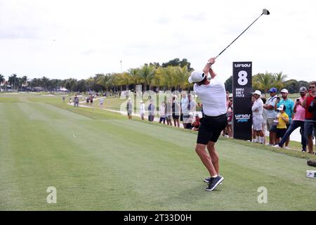 Miami (États-Unis d ' Amérique). 22 octobre 2023. DORAL, FLORIDE - 22 OCTOBRE : Captian Phil Mickelson de HyFlyers GC frappe son tir du 8e tee lors de la troisième journée du LIV Golf Invitational - Miami Team Championship au Trump National Doral Miami le 22 octobre 2023 à Doral, Floride. (Photo Alberto E. Tamargo/Sipa USA) crédit : SIPA USA/Alamy Live News Banque D'Images