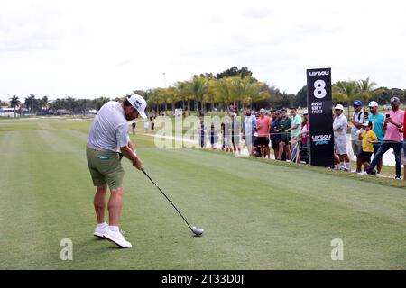 Miami (États-Unis d ' Amérique). 22 octobre 2023. DORAL, FLORIDE - 22 OCTOBRE : le capitaine Louis Oosthuizen de Stinger GC frappe son tir du 8e tee lors de la troisième journée du LIV Golf Invitational - Miami Team Championship au Trump National Doral Miami le 22 octobre 2023 à Doral, Floride. (Photo Alberto E. Tamargo/Sipa USA) crédit : SIPA USA/Alamy Live News Banque D'Images