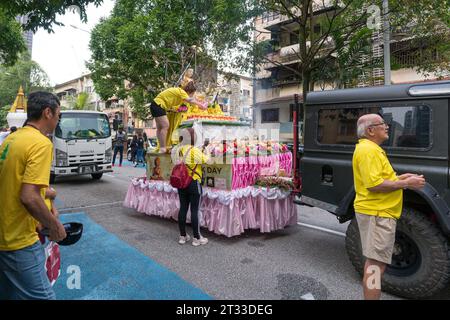 Kuala Lumpur, Malaisie, 4 mai 2023 : les dévots préparant et décorant le défilé flottent pour la célébration de la Journée Wesak à la tempête bouddhiste Maha Vihara Banque D'Images