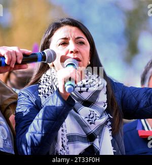 Paris, France. 22 octobre 2023. L’ambassadrice de Palestine en France Hala Abou Hassira s’adresse à des manifestants qui se rassemblent en solidarité avec la Palestine sur la place de la République à Paris, France, le 22 octobre 2023, alors que la récente escalade militaire entre les militants du Hamas et l’armée israélienne autour de la bande de Gaza a lieu. Photo de Karim ait Adjedjou/ABACAPRESS.COM crédit : Abaca Press/Alamy Live News Banque D'Images