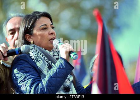Paris, France. 22 octobre 2023. L’ambassadrice de Palestine en France Hala Abou Hassira s’adresse à des manifestants qui se rassemblent en solidarité avec la Palestine sur la place de la République à Paris, France, le 22 octobre 2023, alors que la récente escalade militaire entre les militants du Hamas et l’armée israélienne autour de la bande de Gaza a lieu. Photo de Karim ait Adjedjou/ABACAPRESS.COM crédit : Abaca Press/Alamy Live News Banque D'Images