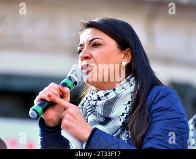 Paris, France. 22 octobre 2023. L’ambassadrice de Palestine en France Hala Abou Hassira s’adresse à des manifestants qui se rassemblent en solidarité avec la Palestine sur la place de la République à Paris, France, le 22 octobre 2023, alors que la récente escalade militaire entre les militants du Hamas et l’armée israélienne autour de la bande de Gaza a lieu. Photo de Karim ait Adjedjou/ABACAPRESS.COM crédit : Abaca Press/Alamy Live News Banque D'Images