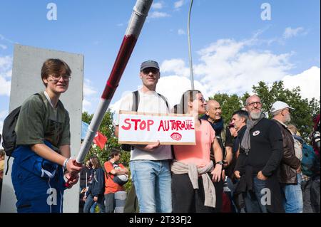 Une pancarte d'arrêt de l'autoroute au poste de péage de la fausse autoroute sur le parcours de démonstration. Ouverture de procession. Manifestation contre le projet d'autoroute A69 entre Toulouse et Castres. La mobilisation appelée - Ramdam sur le macadam - a réuni - plus de 9 500 personnes -, selon les organisateurs. France, Saix le 21 octobre 2023. Photo de Patricia Huchot-Boissier/ABACAPRESS.COM crédit : Abaca Press/Alamy Live News Banque D'Images