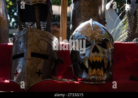 fantasy crâne viking armure, reconstitution, avec un casque plus traditionnel. Banque D'Images