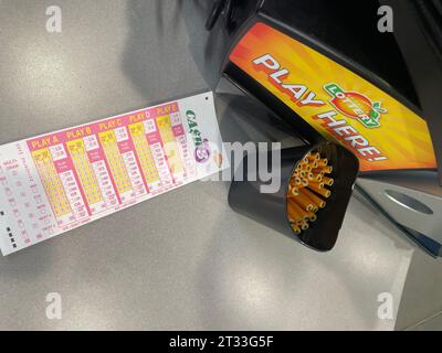 Grovetown, GA États-Unis - 10 05 23 : Georgia Lottery cabine tasse de crayons et des slips de jeu Banque D'Images