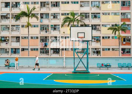 Hong Kong - 15 septembre 2023 : immeuble d'appartements arc-en-ciel Choi Hung Estate et terrain de basket coloré Banque D'Images