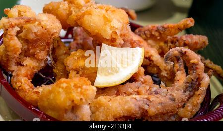 Sushi japonais, Tempura Squid, restaurant japonais, Hong Kong, Chine. Banque D'Images