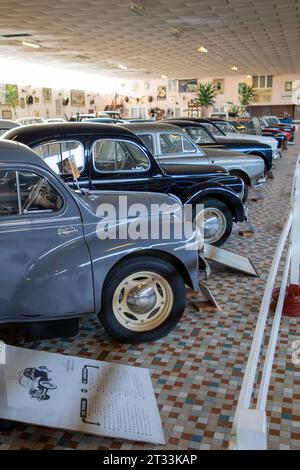 Talmont , France - 09 12 2023 : renault 4cv Panhard dyna et renault dauphine fifties vintage voiture rétro française véhicule populaire dans le musée à talmont ve Banque D'Images