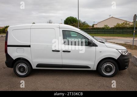 Bordeaux , France - 10 19 2023 : Renault Kangoo Panel Van industriel véhicule professionnel à vue latérale Banque D'Images