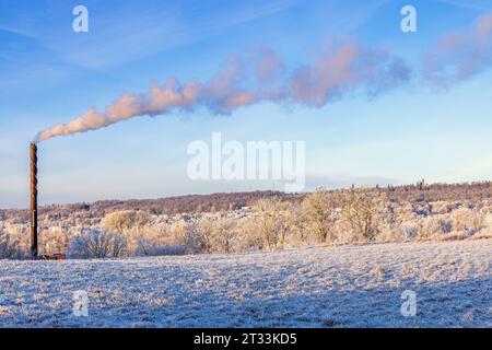 Geler par une froide journée d'hiver avec des cheminées fumantes Banque D'Images