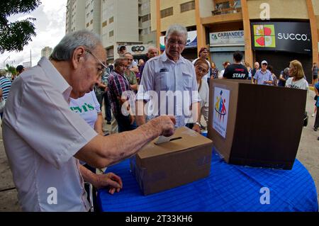 Zulia, Venezuela. 22 octobre 2023. Les électeurs vénézuéliens se rendent dans les urnes du parti d'opposition afin de choisir le candidat qui affrontera le président NicolÃ¡Maduro aux élections présidentielles de 2024. Le 22 octobre 2023 à Zulia, Venezuela. (Image de crédit : © Humberto Matheus/eyepix via ZUMA Press Wire) USAGE ÉDITORIAL SEULEMENT! Non destiné à UN USAGE commercial ! Banque D'Images