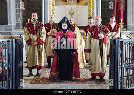 Le Patriarche intérimaire des Arméniens de Turquie, Aram Atesyan (Centre), salue ceux qui assistent à la messe avec les responsables religieux après la messe à l'église Surp Giragos à Diyarbakir. La fête du nom de l'Église arménienne Surp Giragos à Diyarbakir, en Turquie, a été célébrée par une messe. Un très petit nombre d'Arméniens qui vivent toujours à Diyarbakir ont assisté à la cérémonie. L'église Surp Giragos est la plus grande église arménienne du Moyen-Orient. Le bâtiment de l'église a été construit en 1518 av. J.-C.. Banque D'Images