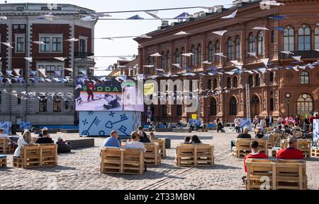 Amateurs de hockey traînant dans la vieille ville, Riga, Lettonie pendant les Championnats du monde de hockey, mai 2023 Banque D'Images