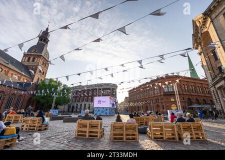 Amateurs de hockey traînant dans la vieille ville, Riga, Lettonie pendant les Championnats du monde de hockey, mai 2023 Banque D'Images