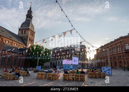 Amateurs de hockey traînant dans la vieille ville, Riga, Lettonie pendant les Championnats du monde de hockey, mai 2023 Banque D'Images